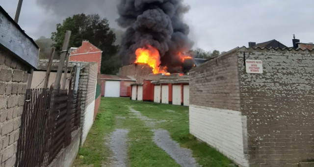 Incendie dans un garage à Sclessin: une citerne à carburant à l'origine du feu