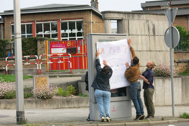 Action de Liège Sans Pub devant une école à Liège 
