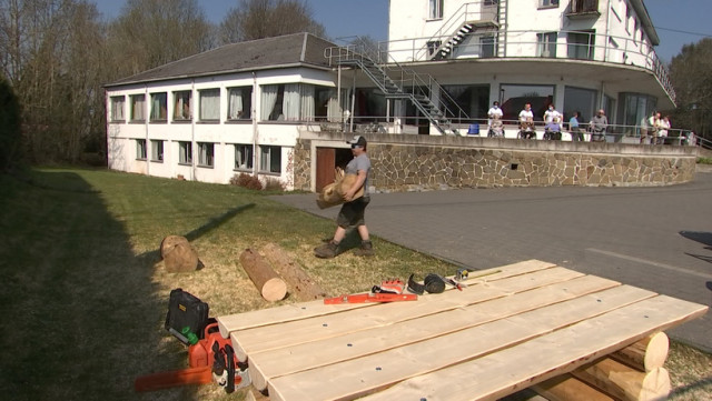 Ferrières : Olivier fait du mobilier en bois devant les résidents du home
