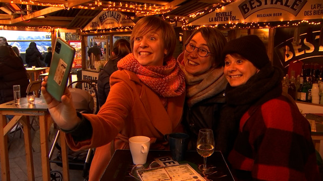 Trois amies  - Isabelle Hauben, Manon Lepomme et Isabelle Innocente - fêtent le 31 décembre au Forum 