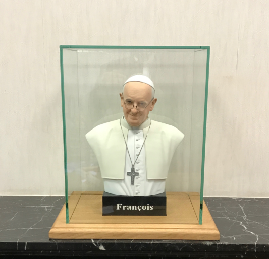 Un Amaytois offre un buste au pape François 