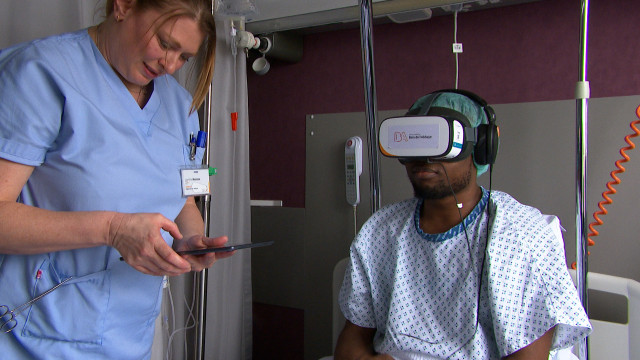 Un casque de réalité virtuelle à l'hôpital du Bois de l'Abbaye à Seraing