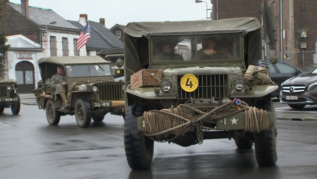 Un convoi de véhicules anciens pour commémorer la libération