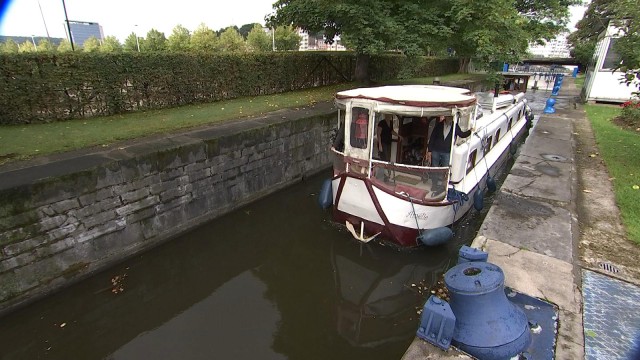 Promenade sur le canal de l'Ourthe dans un bateau centenaire
