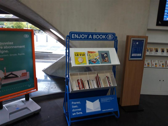 Des boîtes à livres, fabriquées à Liège, installées dans 42 gares SNCB