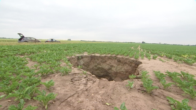 Crisnée : un immense trou apparaît dans un champ