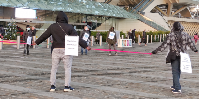 Action de sensibilisation pour la régularisation des sans-papiers à Liège-Guillemins