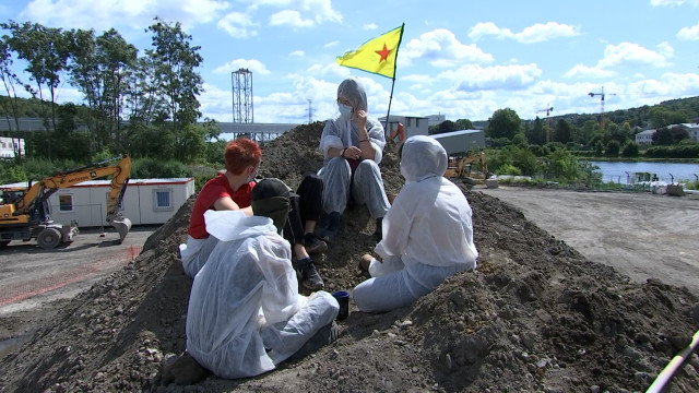 Des activistes occupent le chantier de la future centrale à gaz des Awirs à Flémalle 