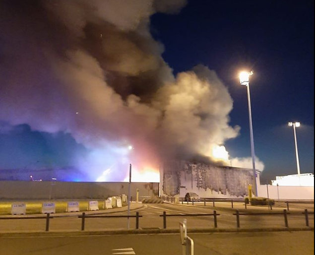 Spectaculaire Incendie à côté du terminal de l'aéroport de Liège