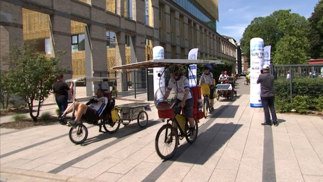Le peloton du Tour d'Europe en vélo solaire de passage à Seraing