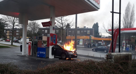 Liège: un véhicule en feu à une station essence