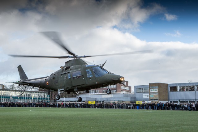 Un hélicoptère de l'armée se pose dans 11 écoles belges